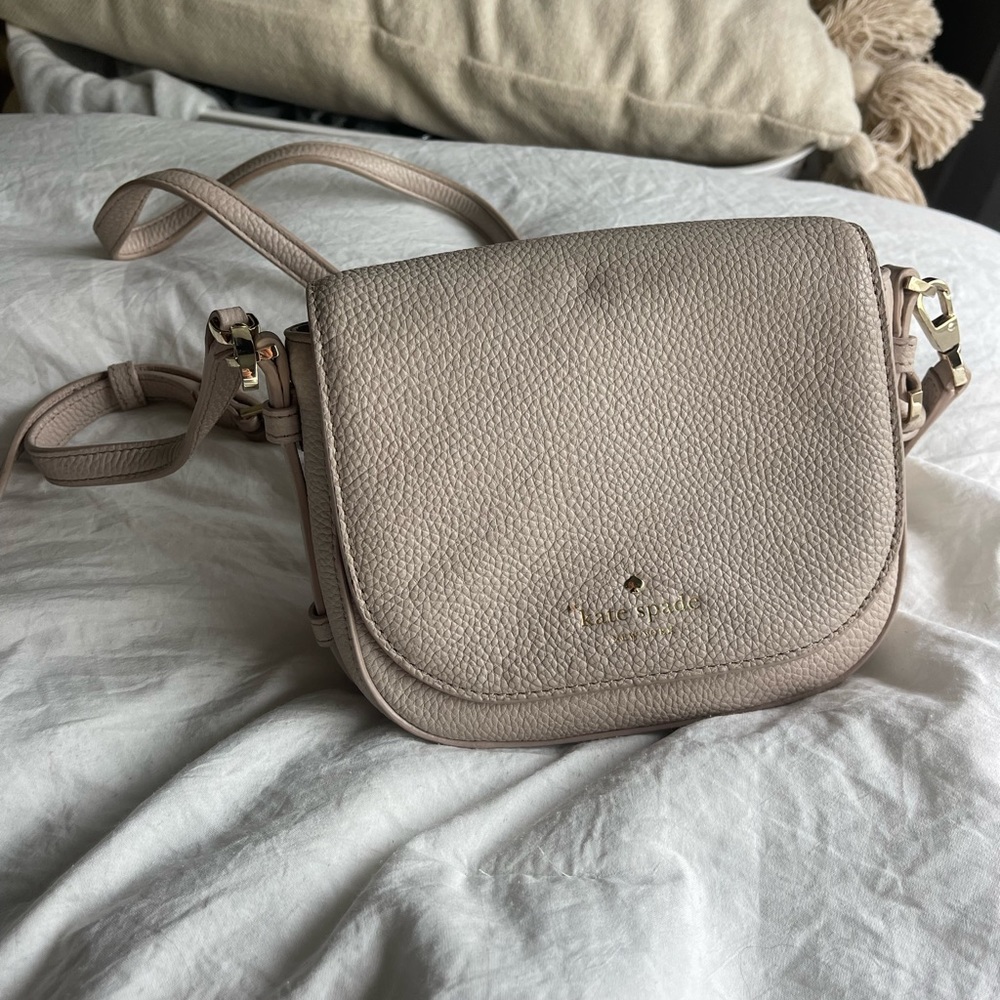 Cream Kate spade crossbody purse